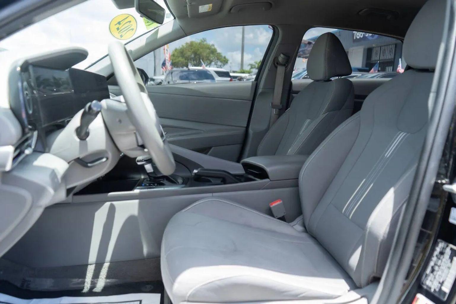 Hyundai Elantra - Thumbnail 3