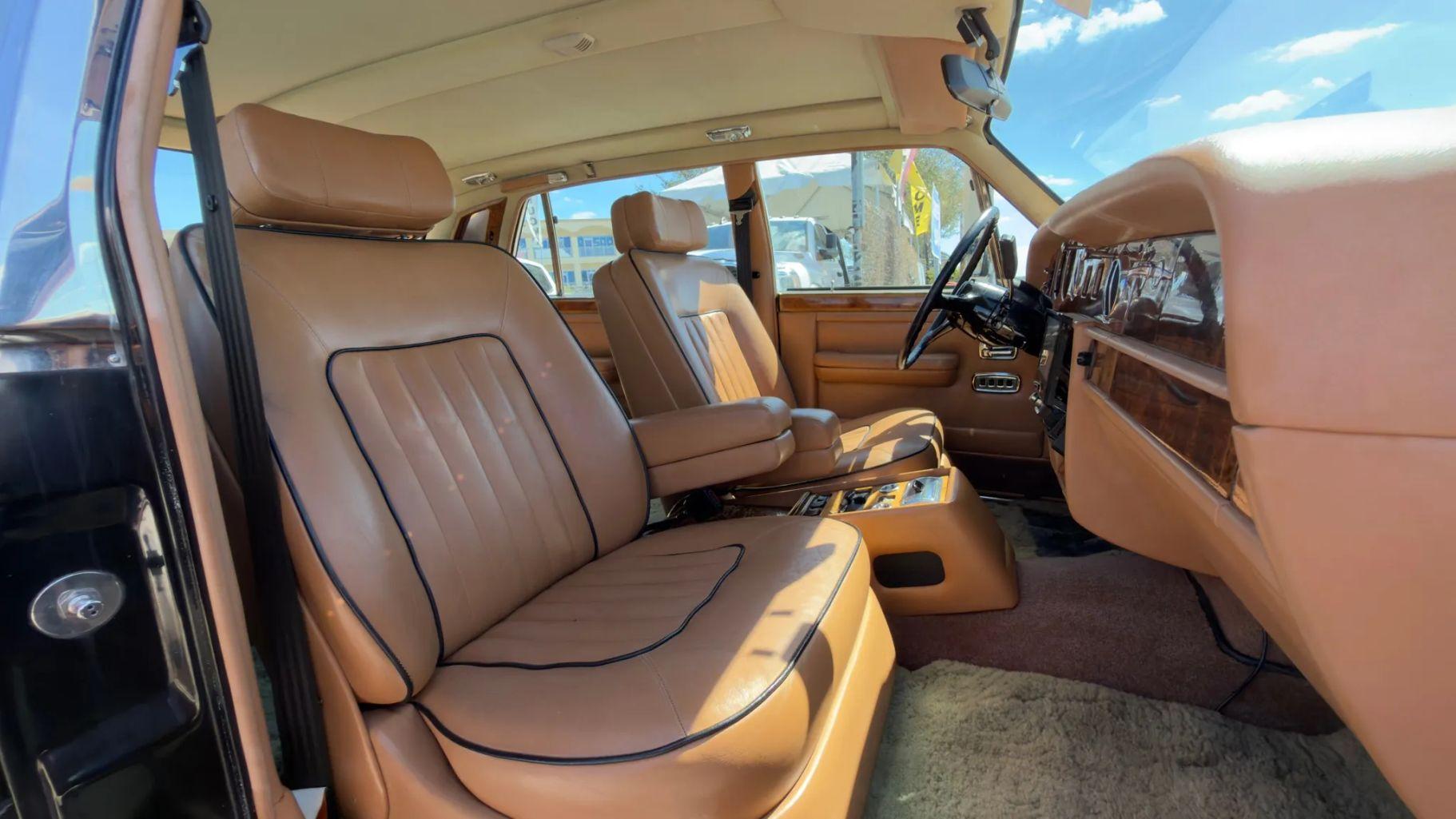 Rolls-Royce Silver Spur Sedan - Thumbnail 18