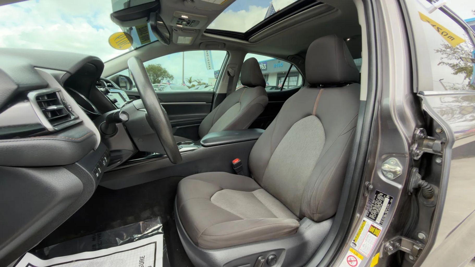 Toyota Camry - Thumbnail 4