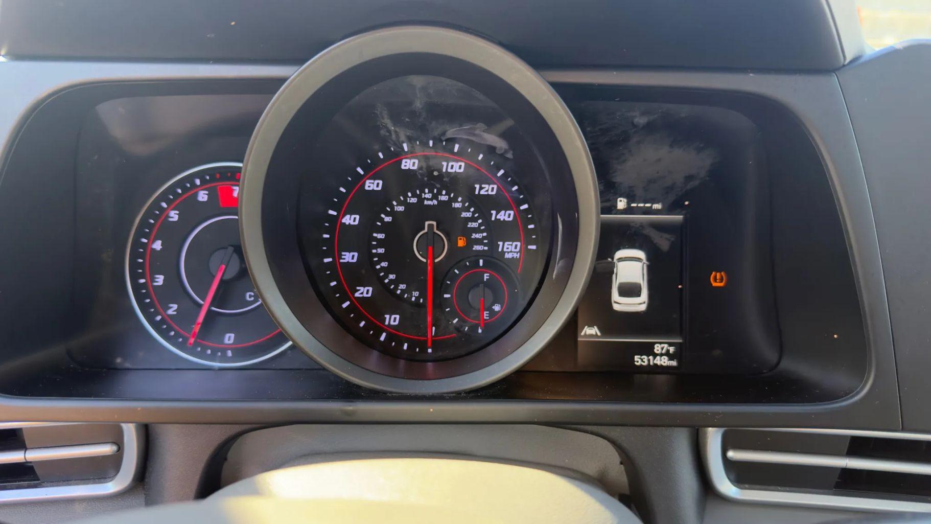 Hyundai Elantra - Thumbnail 5