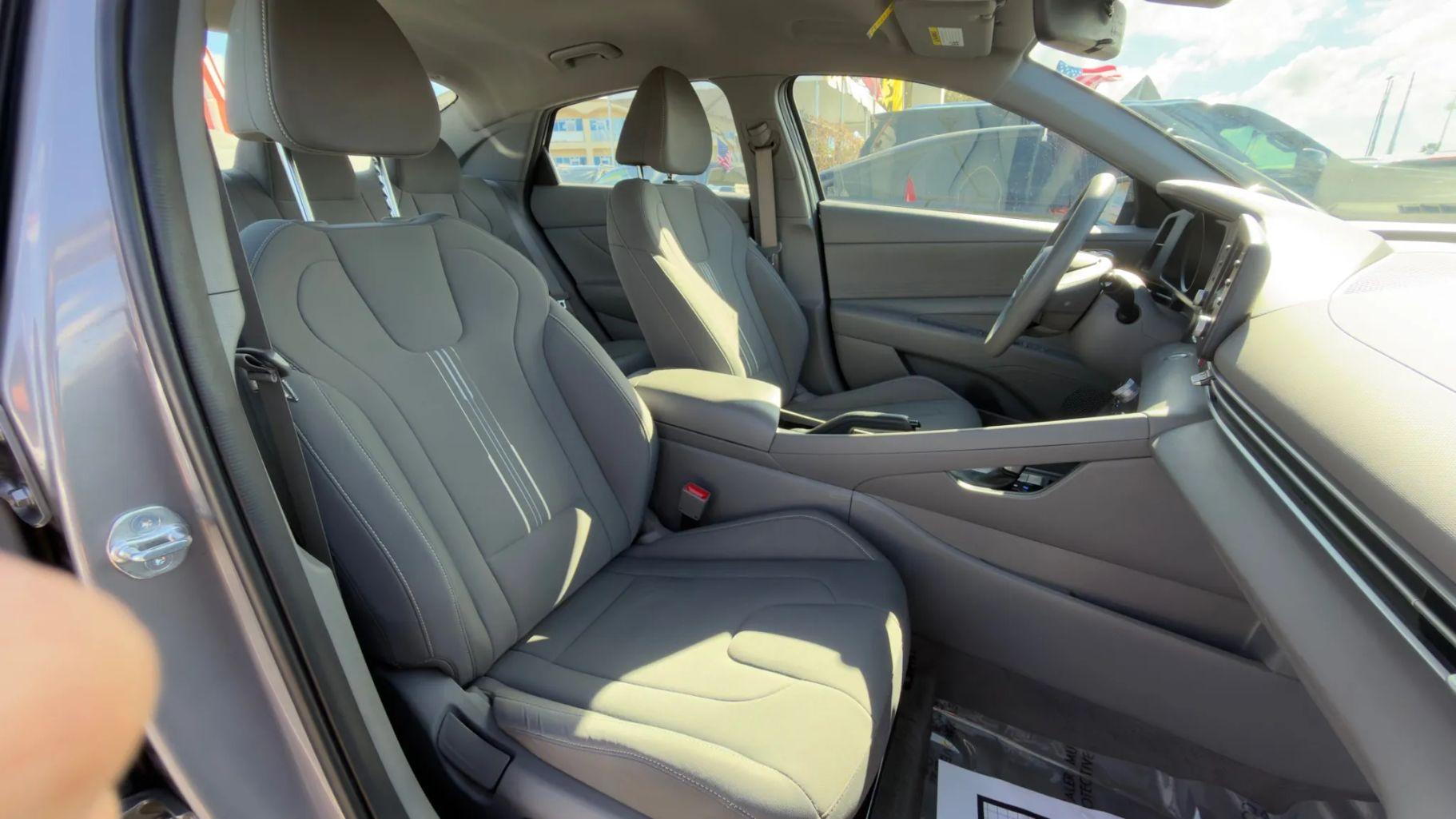 Hyundai Elantra - Thumbnail 15