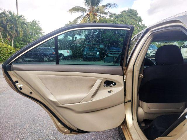 Toyota Camry - Thumbnail 18