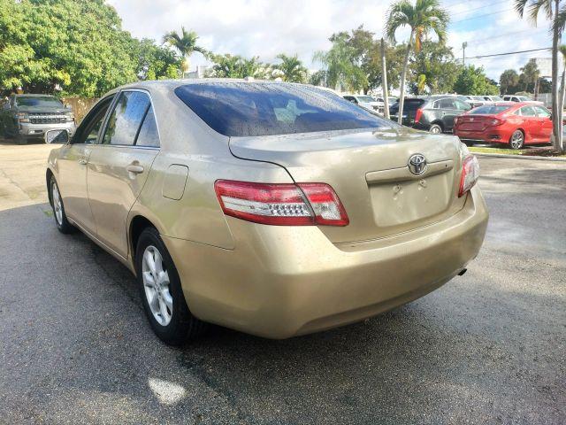 Toyota Camry - Thumbnail 9