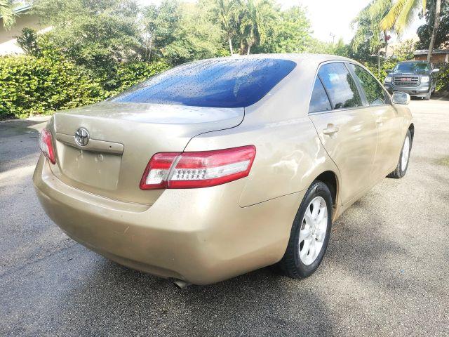 Toyota Camry - Thumbnail 10