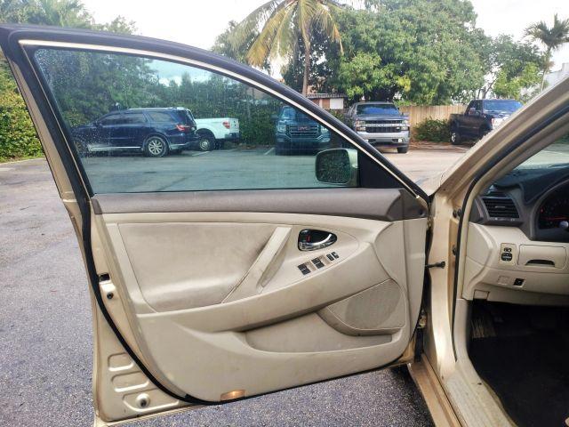 Toyota Camry - Thumbnail 15