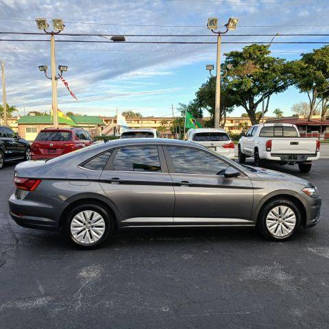 Volkswagen Jetta - Thumbnail 11