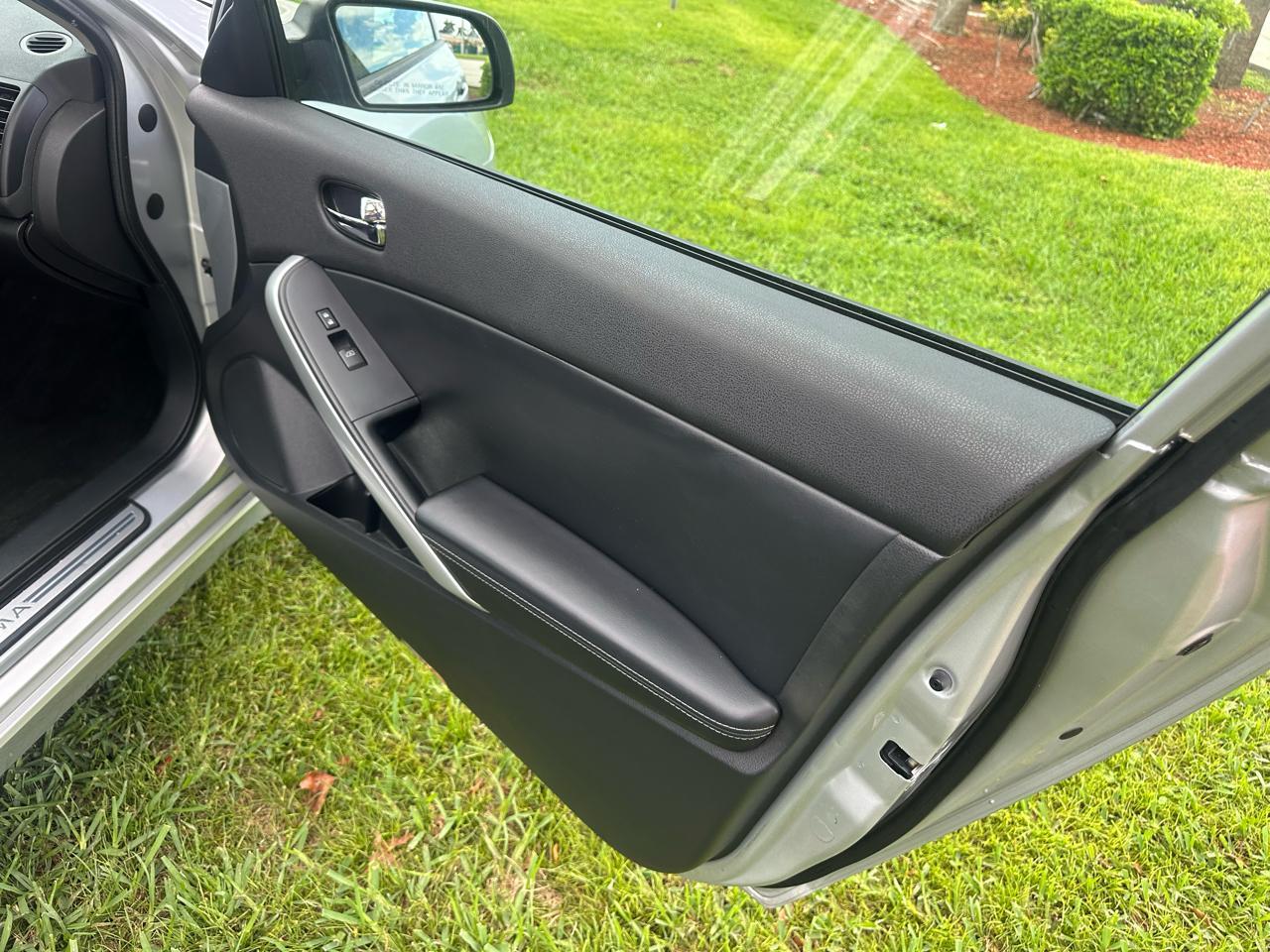 Nissan Altima2.5 S 6M/T Coupe - Thumbnail 15