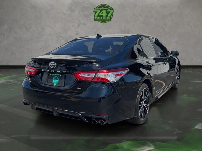 Toyota Camry Se - Thumbnail 6