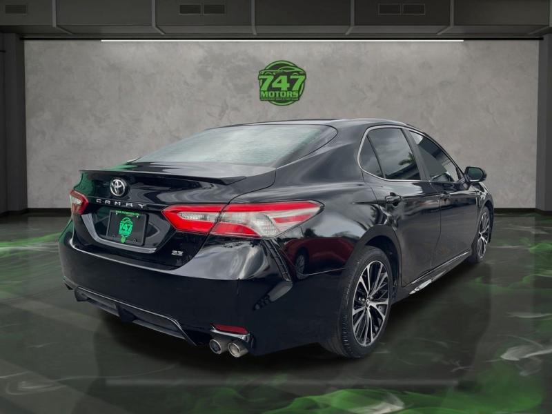 Toyota Camry Se - Thumbnail 6