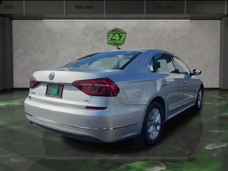 Volkswagen Passat 1.8T S - Thumbnail 6