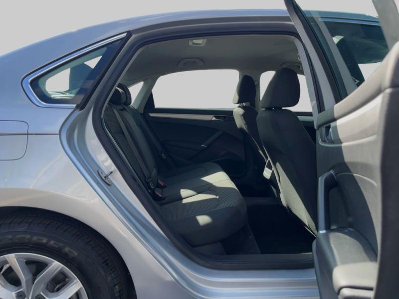 Volkswagen Passat 1.8T S - Thumbnail 13