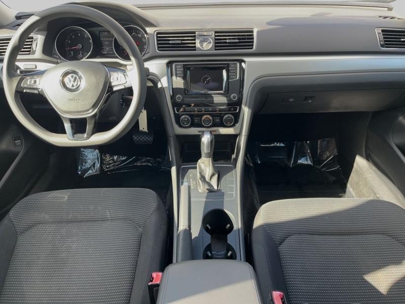 Volkswagen Passat 1.8T S - Thumbnail 17