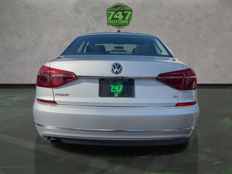 Volkswagen Passat 1.8T S - Thumbnail 5