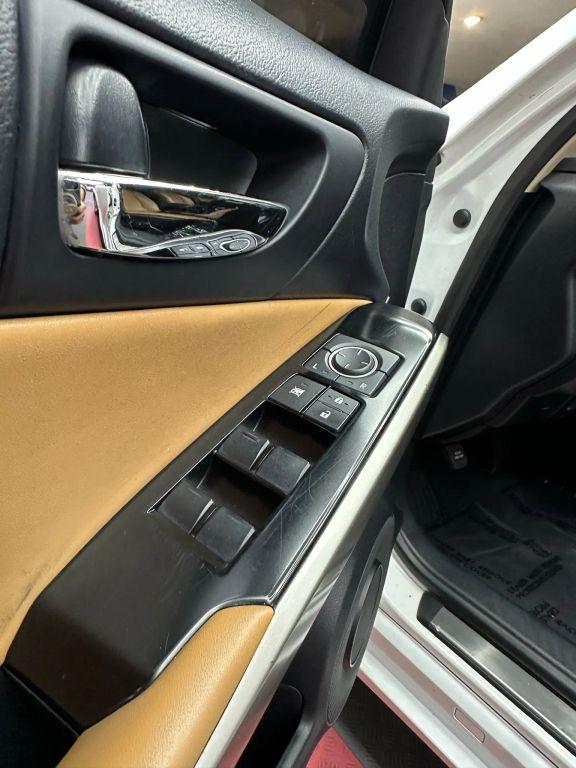 Lexus Is - Thumbnail 16
