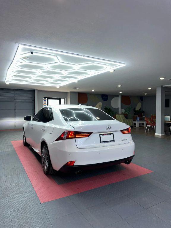 Lexus Is - Thumbnail 10