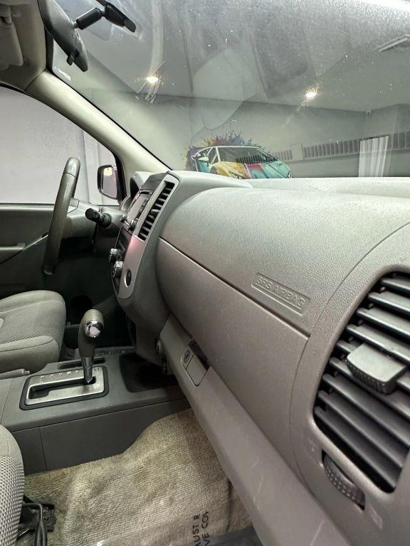 Nissan Frontier Crew Cab - Thumbnail 2