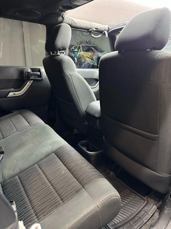 Jeep Wrangler - Thumbnail 2