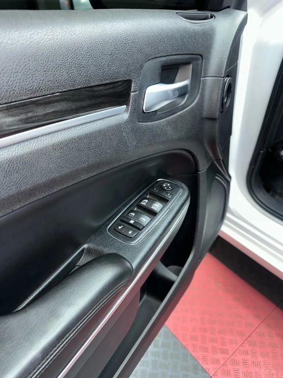 Chrysler 300 - Thumbnail 16