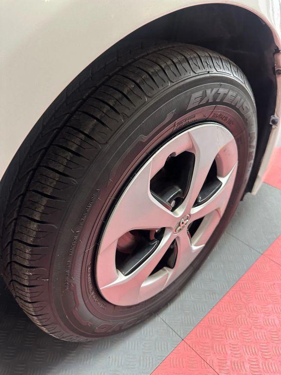 Toyota Prius - Thumbnail 3