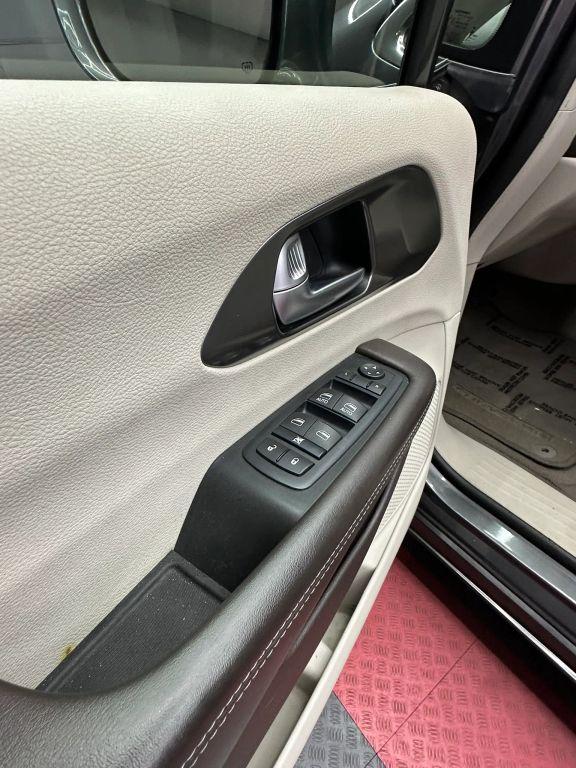 Chrysler Pacifica - Thumbnail 15