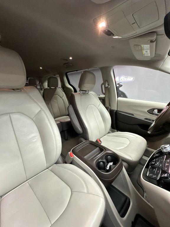 Chrysler Pacifica - Thumbnail 3