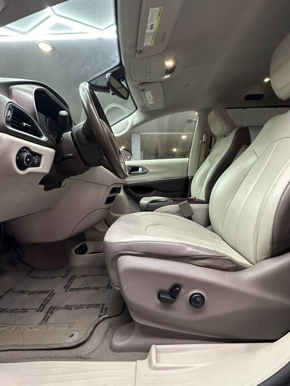 Chrysler Pacifica - Thumbnail 16