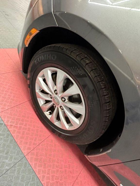 Chrysler Pacifica - Thumbnail 2