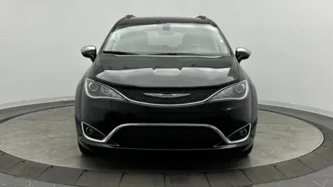 Chrysler Pacifica Limited - Thumbnail 3