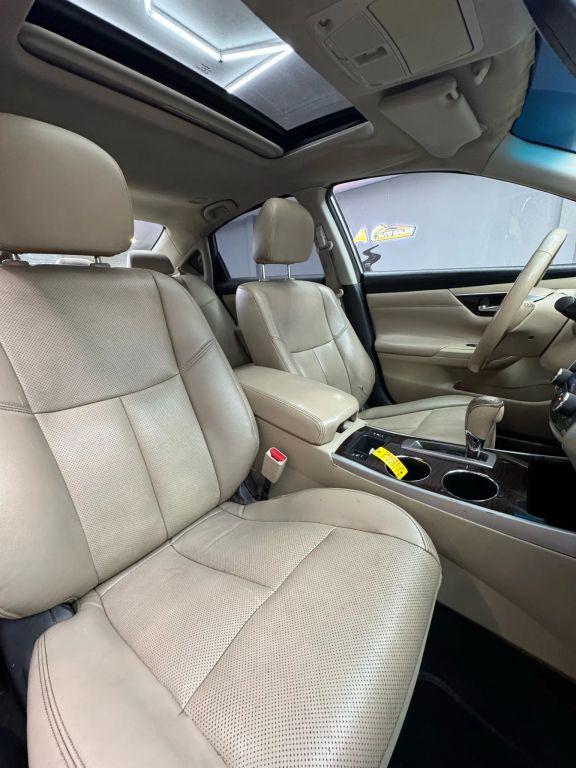 Nissan Altima - Thumbnail 6