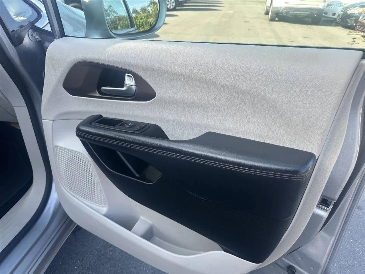 Chrysler Pacificatouring L Fwd - Thumbnail 13