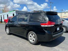 Toyota Sienna - Thumbnail 6