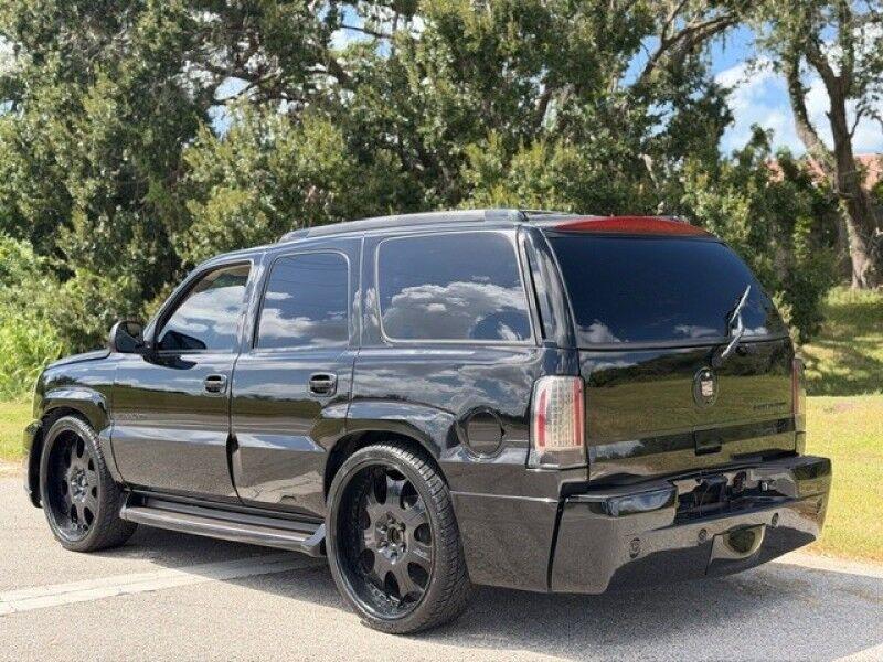 Cadillac ESCALADE - Thumbnail 3