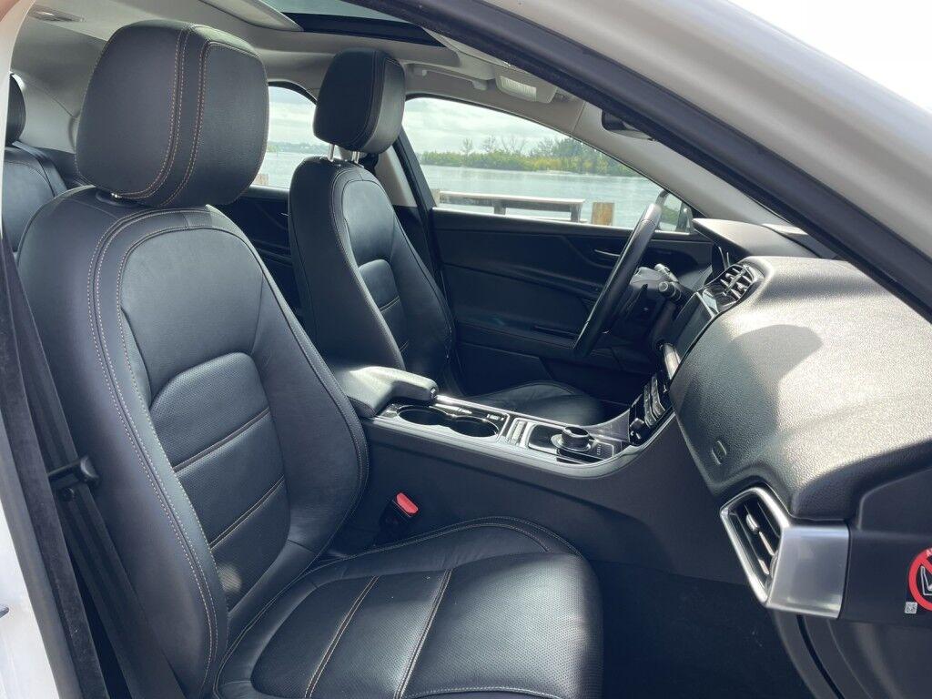 Jaguar XE - Thumbnail 7