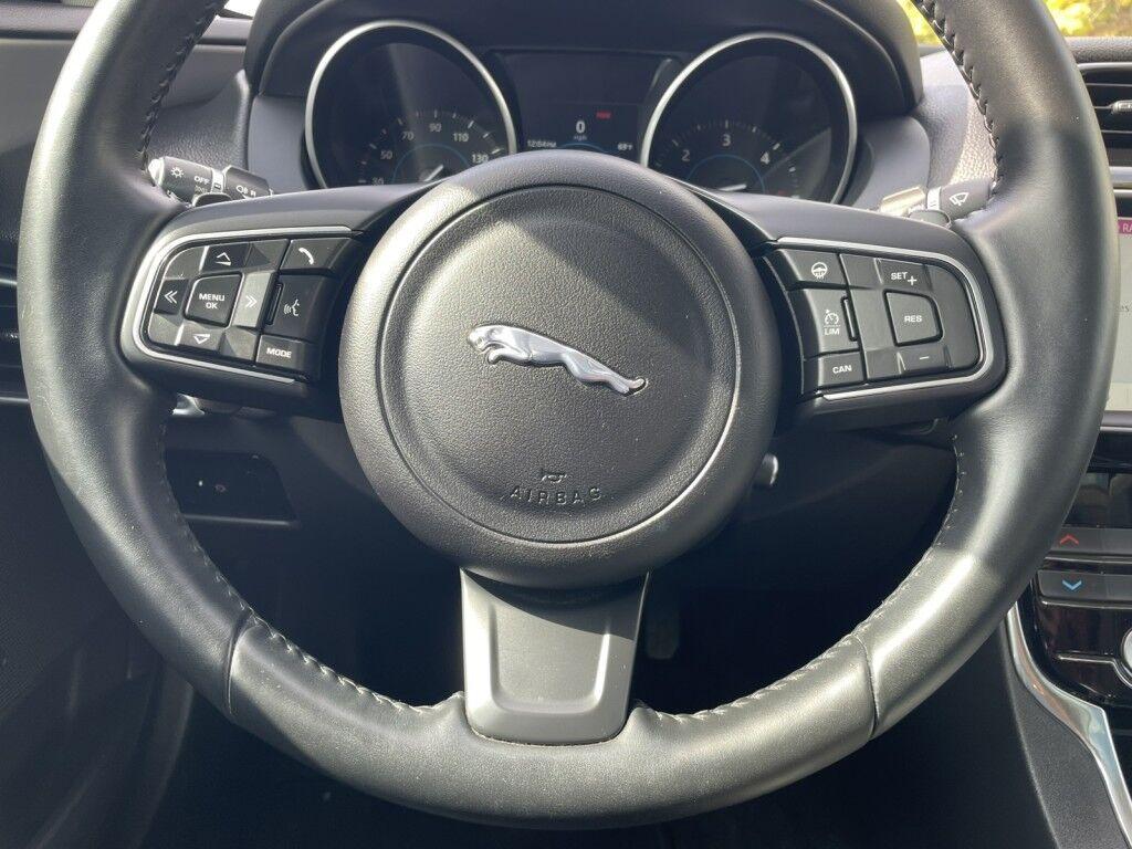 Jaguar XE - Thumbnail 16