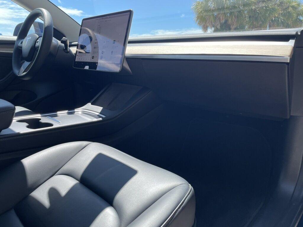 Tesla Model 3 - Thumbnail 8