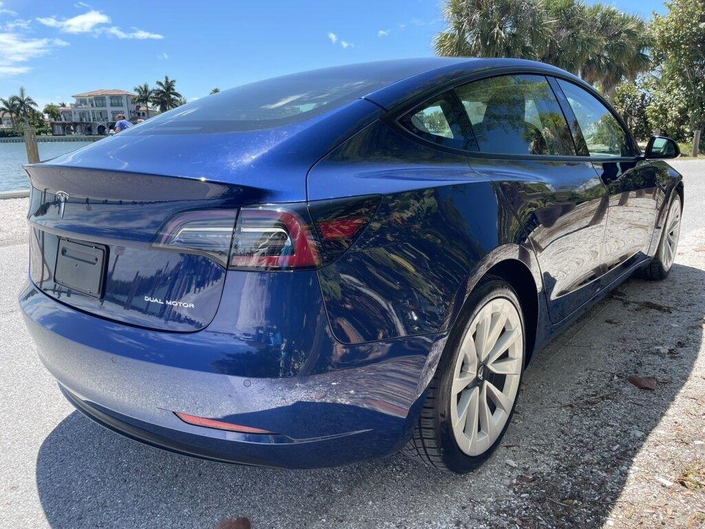 Tesla Model 3 - Thumbnail 6
