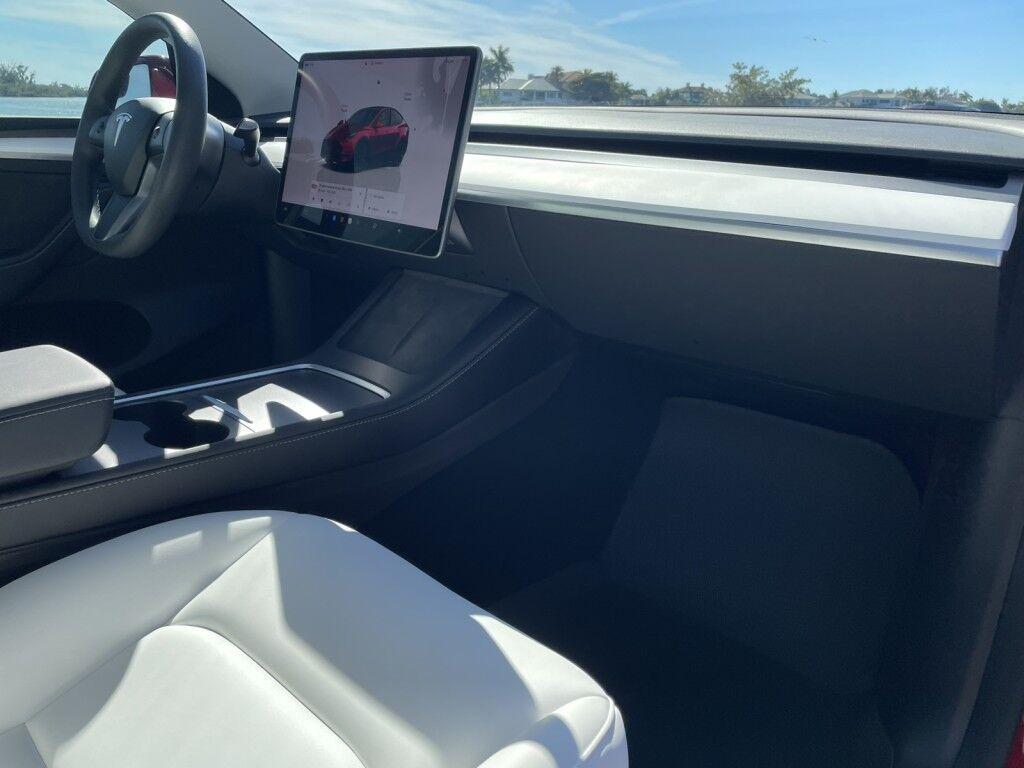 Tesla Model Y - Thumbnail 9