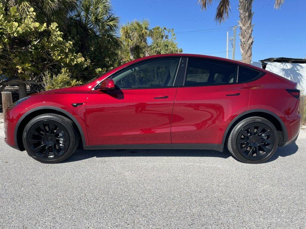 Tesla Model Y - Thumbnail 3