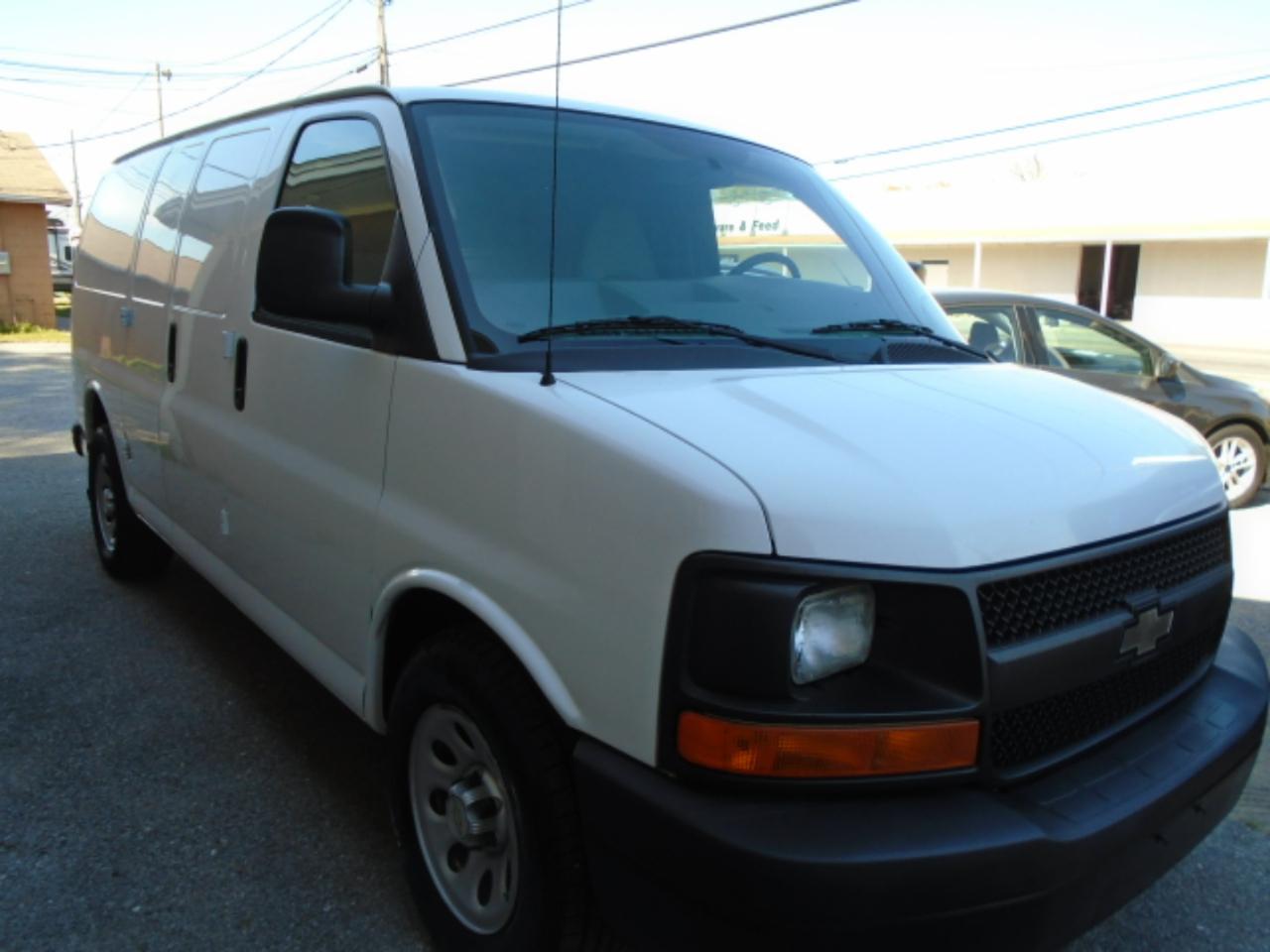 Chevrolet Express Cargo Vanrwd 1500 135" - Thumbnail 3