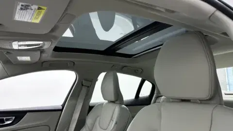 Volvo S60 Recharge Plug-In Hybrid Plus Dark Theme - Thumbnail 6