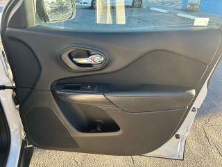 Jeep Cherokee - Thumbnail 2