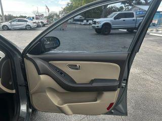 Hyundai Elantra - Thumbnail 2