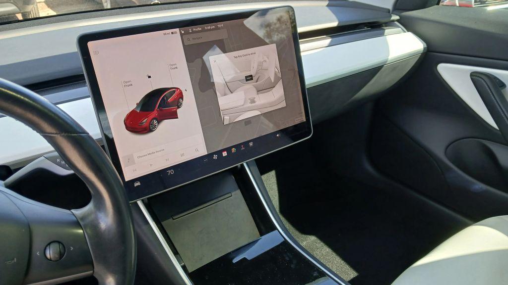 Tesla Model 3 - Thumbnail 2