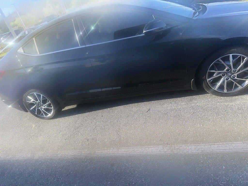 Hyundai Elantra Limited - Thumbnail 4