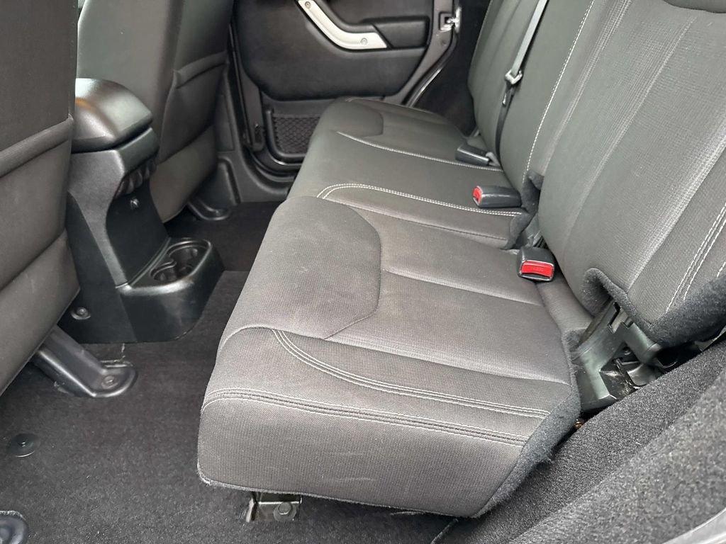 Jeep Wrangler Unlimited Sahara - Thumbnail 20