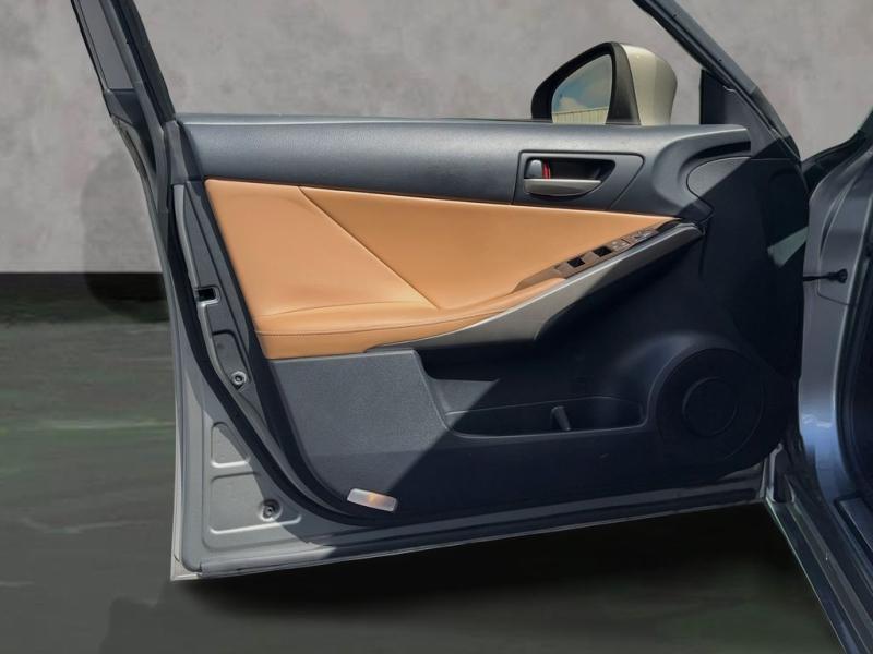 Lexus Is 300 - Thumbnail 10