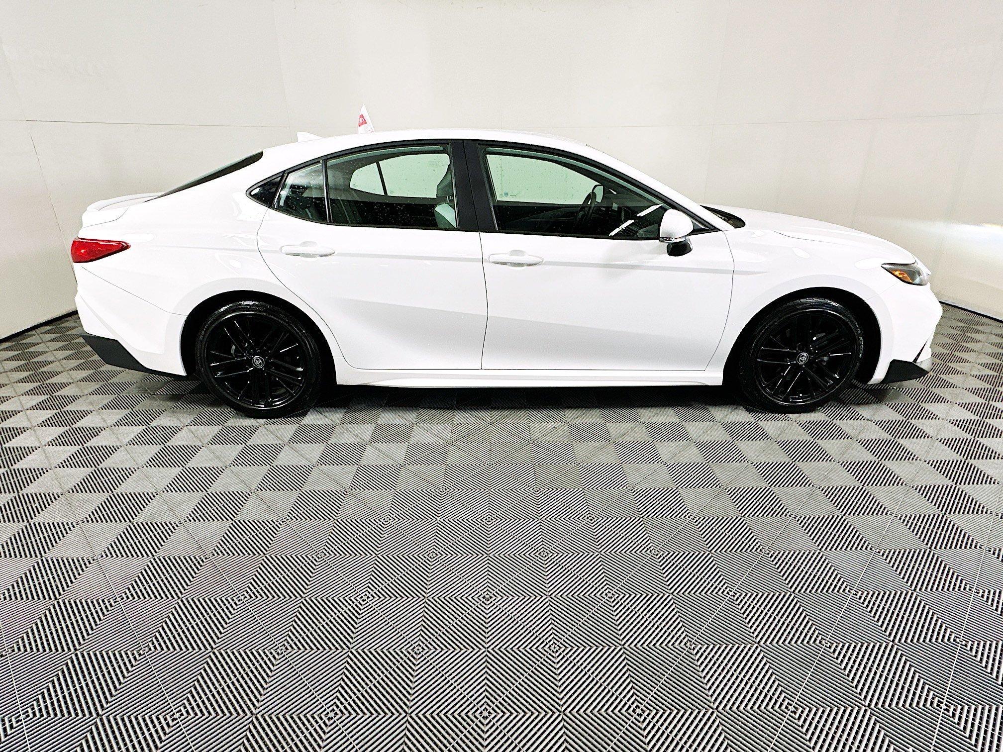 Toyota Camry Se Fwd 4Dr Car - Thumbnail 3