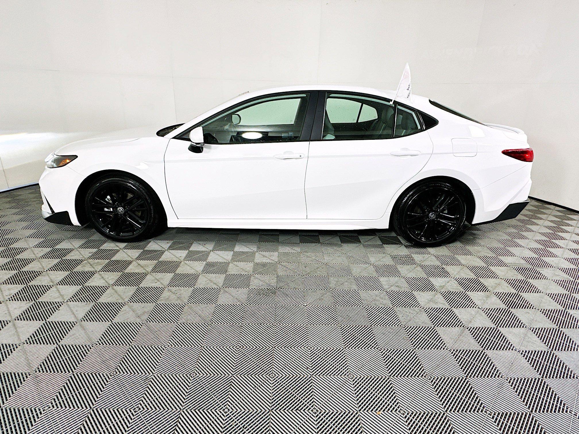 Toyota Camry Se Fwd 4Dr Car - Thumbnail 7