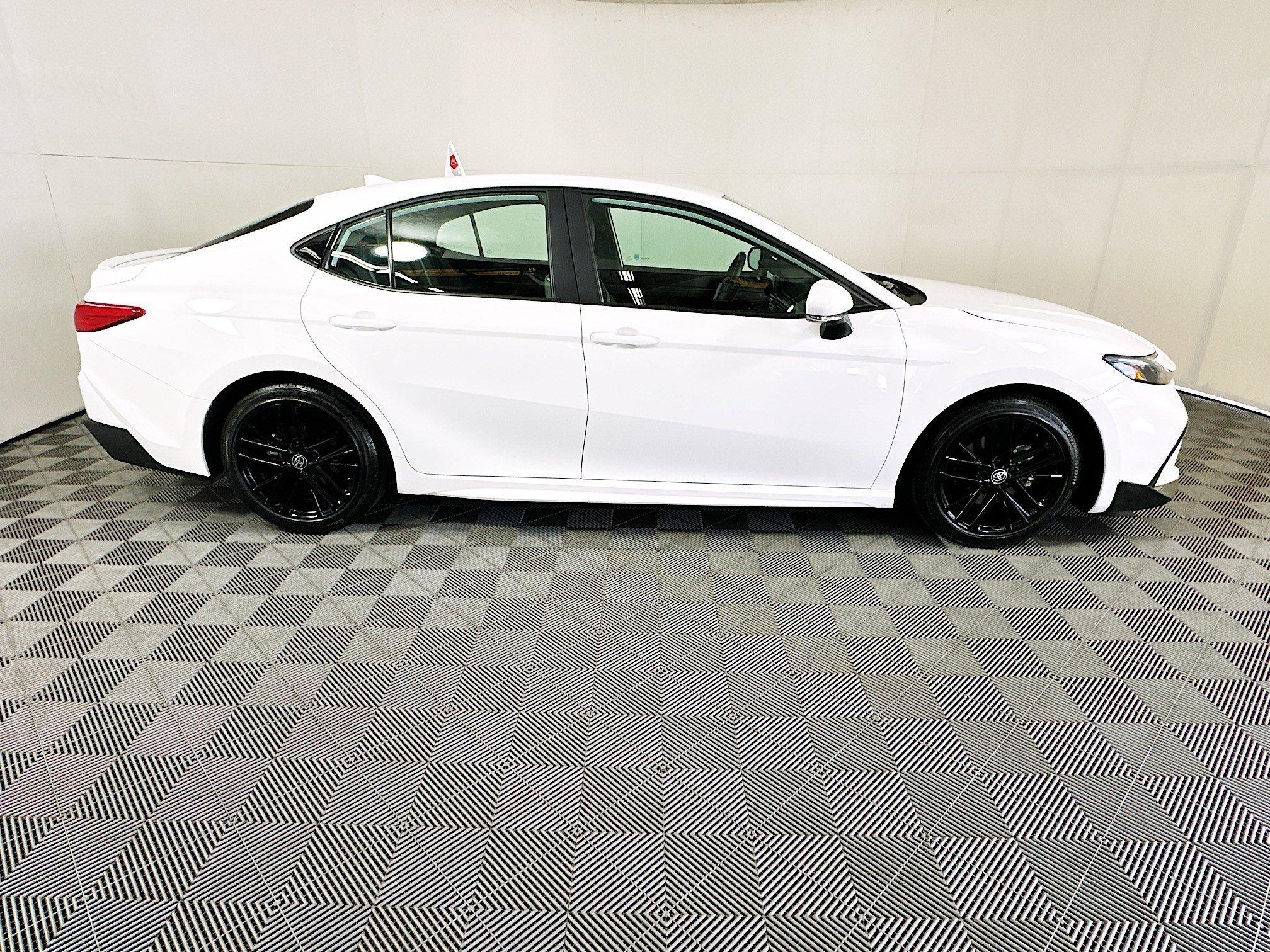 Toyota Camry Se Fwd 4Dr Car - Thumbnail 3