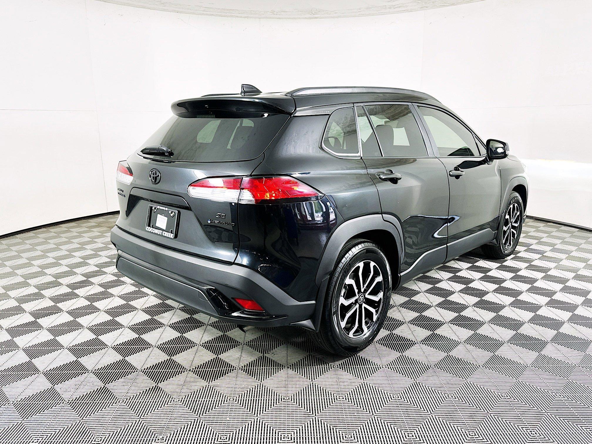 Toyota Corolla Cross Hybrid Se Awd Sport Utility - Thumbnail 4